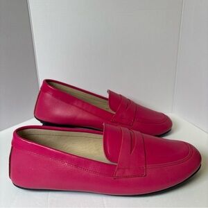 Chic Fuchsia Loafers for Women. Size 39/8/8.5. Excellent Pre-owned Condition.